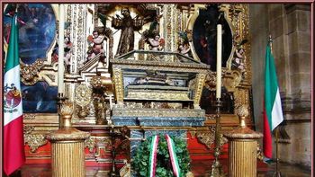 Los restos de Agustín de Iturbide son depositados en la capilla del Noviciado de San Francisco en 1838. Los restos de Agustín de Iturbide son depositados en la capilla del Noviciado de San Francisco en 1838.