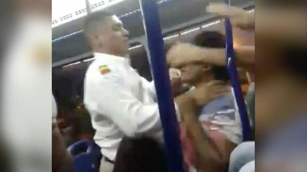 Un colectivero se sacó y le dio una brutal paliza a un pasajero que tocaba mucho el timbre