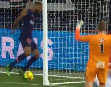 ¿La jugada más inentendible de la historia? Su propio compañero le sacó un gol