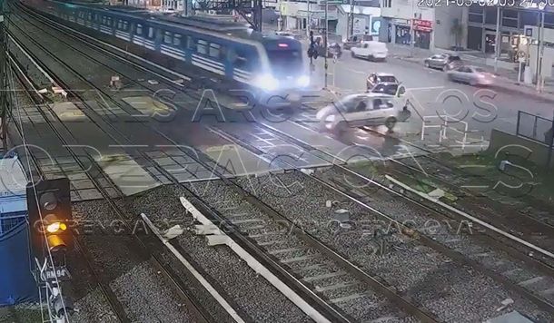 VIDEO: Así embistió el tren Sarmiento a un auto que se metió en las vías en Ramos Mejía
