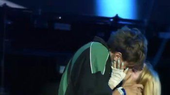 El besazo de Ángela Torres a Marcos Giles en la Fiesta de la Confluencia