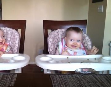 Dos bebas gemelas que se vuelven locas con la música