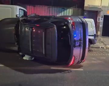 Una mujer chocó contra un auto estacionado y volcó: manejaba con 2