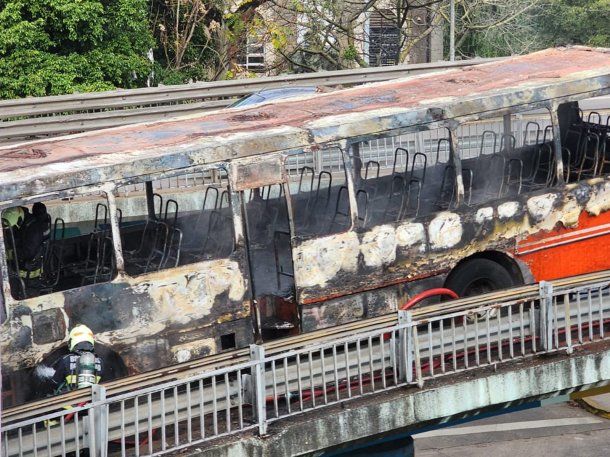 Se incendió un micro escolar en General Paz