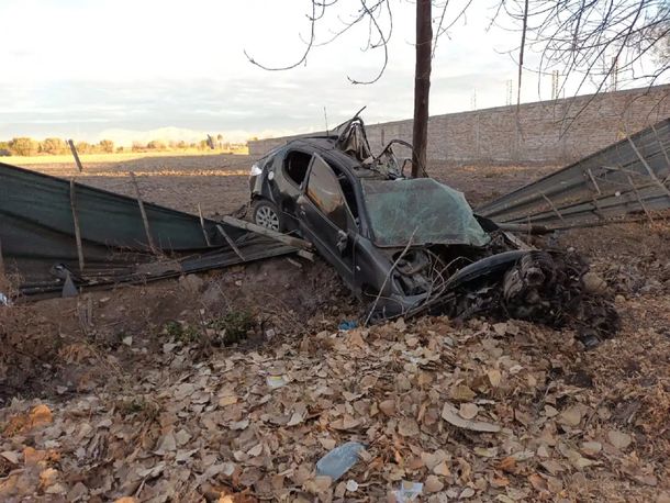 Mendoza: dos hombres murieron tras chocar contra un poste de telefonía