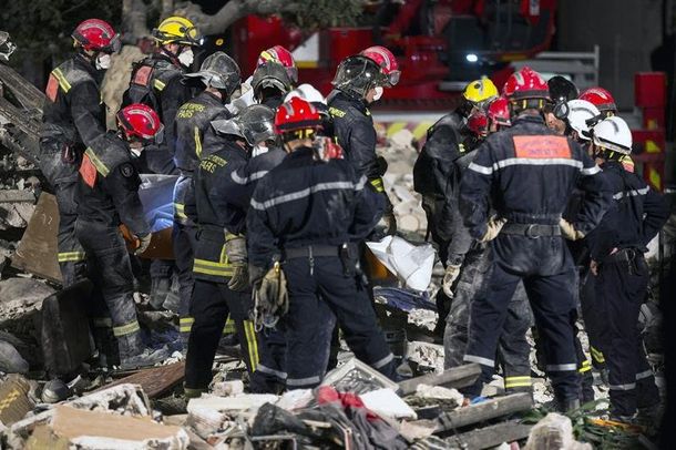 Ascienden a ocho los muertos por el derrumbe de un edificio en París