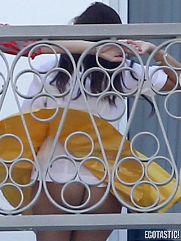 Kourtney  Kardashian mostró de más por culpa del viento