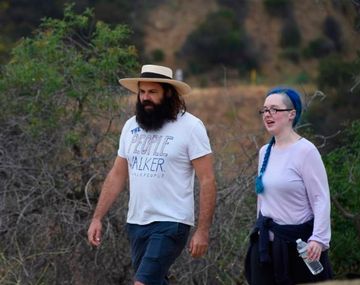 Paseador de gente: un triste oficio que comenzó a crecer en Estados Unidos