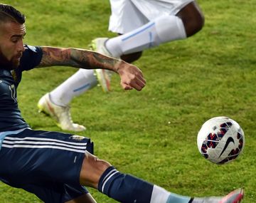 Otamendi entrenó diferenciado pero llegaría ante Chile