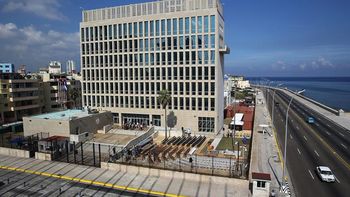 dia historico: con la visita de kerry, se reabre la embajada de ee.uu. en cuba dia historico: con la visita de kerry, se reabre la embajada de ee.uu. en cuba