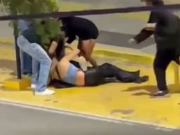 Brutal pelea entre mujeres en Neuquén. Brutal pelea entre mujeres en Neuquén.