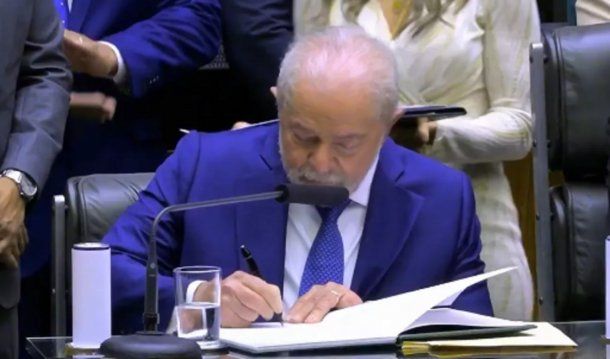 Lula rompió el protocolo y firmó su mandato con un bolígrafo con una historia particular
