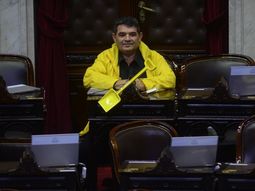 Otra vez dio la nota: Alfredo Olmedo entró primero al recinto con una pala amarilla