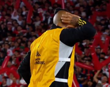 El polémico gesto de Arturo Vidal a los hinchas de River en el Monumental