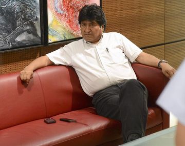 Evo Morales espera en el aeropuerto de Viena