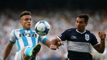 El juvenil Lautaro Martínez intenta llevarse la pelota ante la marca de Fabián Rinaudo El juvenil Lautaro Martínez intenta llevarse la pelota ante la marca de Fabián Rinaudo