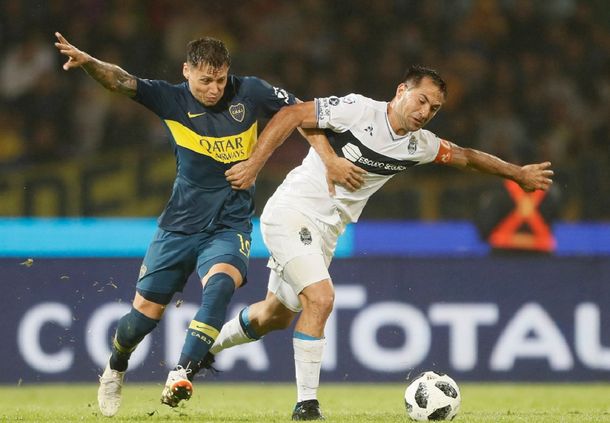 Zárate y Rinaudo peleando por el balón (foto: prensa Boca)