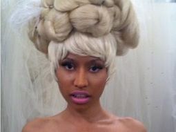 el vestido no la contuvo y tuvo que cubrirse con sus manos el vestido no la contuvo y tuvo que cubrirse con sus manos