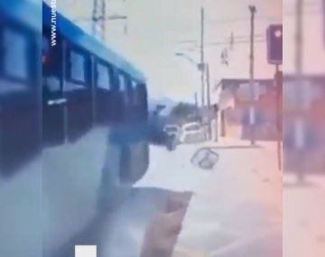 Insólito accidente en Chile: una mujer se cayó por la ventana de un colectivo