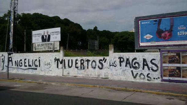 Después de las pintadas, Angelici reconoció que recrudeció la interna de la barra