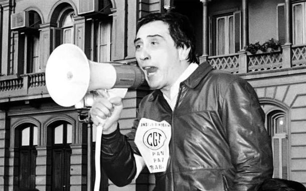 Saúl Ubaldini encabezó varios paros de la CGT contra Raúl Alfonsín. Saúl Ubaldini encabezó varios paros de la CGT contra Raúl Alfonsín.