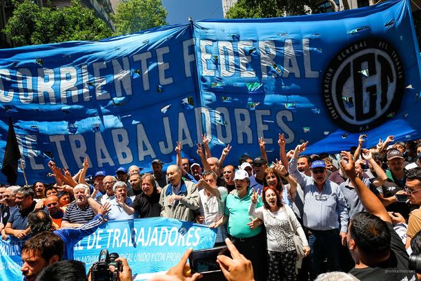 Sindicalistas piden que ningún trabajador gane menos de $111 mil
