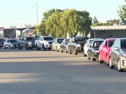 Se observaron largas filas de autos cruzando desde Argentina hacia Uruguay en la Semana de Turismo. Se observaron largas filas de autos cruzando desde Argentina hacia Uruguay en la Semana de Turismo.