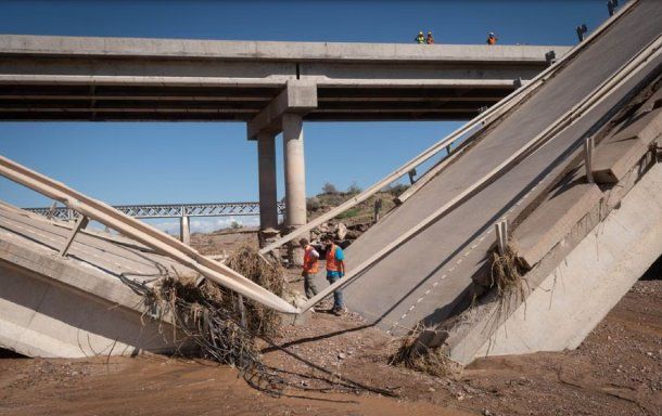 Mendoza: conductora borracha no vio el desvío de un puente roto, el auto cayó al vacío y una amiga suya murió