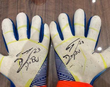 Subastaron los guantes que el Dibu Martínez usó en la final del Mundial 