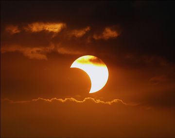 Así fue el espectacular y último eclipse solar del año