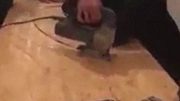 Cruel broma con motosierra al amigo que se quedó dormido ebrio en Manchester Cruel broma con motosierra al amigo que se quedó dormido ebrio en Manchester