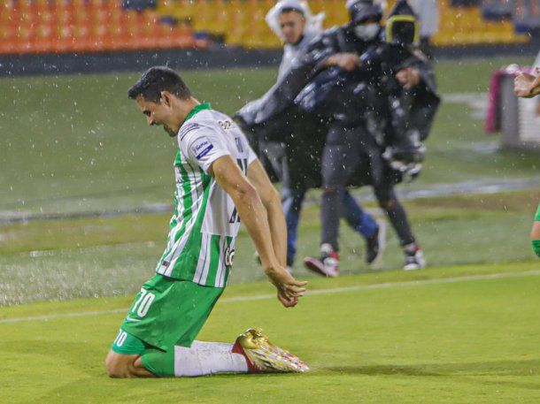 Un ex Racing recorrió de rodillas la cancha tras salir campeón con su club