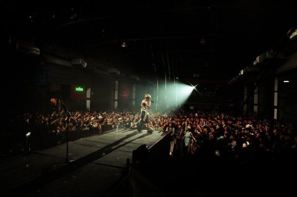 Seven Kayne brindó un increíble show con una propuesta explosiva