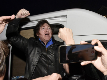 El búnker de Javier Milei se anticipa a los resultados con optimismo