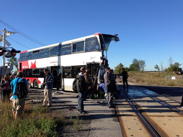 Un tren embistió a un micro en Canadá: al menos cinco muertos