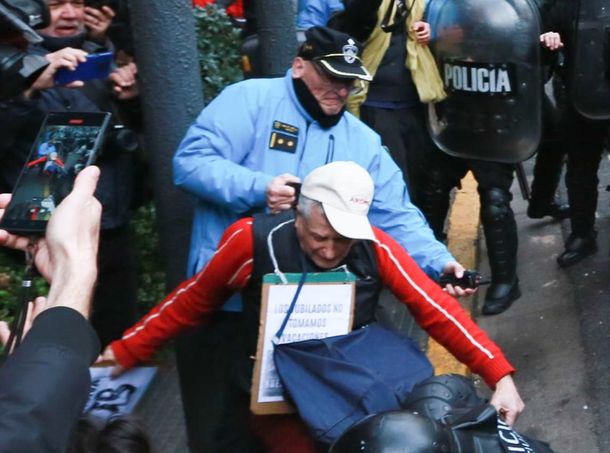 Tras el veto de Javier Milei, jubilados y organizaciones sociales vuelven a marchar al Congreso