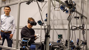 Mark Zuckerberg muestra un prototipo de guantes de realidad virtual de Oculus Mark Zuckerberg muestra un prototipo de guantes de realidad virtual de Oculus