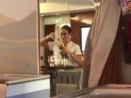 Azafata reciclando champán