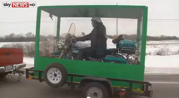 Un motoquero fue enterrado con su Harley Davidson
