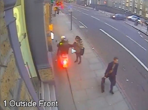 VIDEO: Una moto robó dos celulares en menos de 50 metros