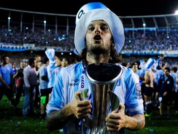 Ezequiel Videla celebrando el campeonato con Racing