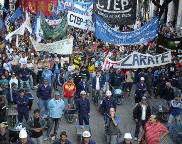 Organizaciones sociales marchan por una renta básica universal en el Día de San Cayetano