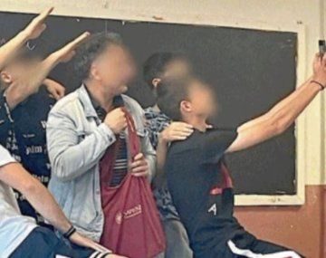 Investigan a un profesor de Italia por hacer saludos fascistas en el aula