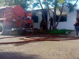 Intentaron robar una casa, no pudieron y la prendieron fuego con la familia adentro