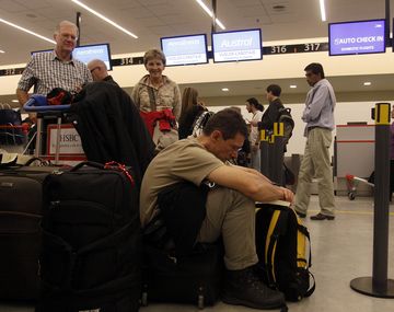 Aeronáuticos amenazan con un paro a fin de mes