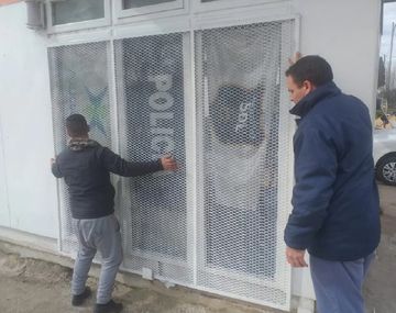 Denuncian un robo en fiesta clandestina y los acusados terminan apedreando la comisaría