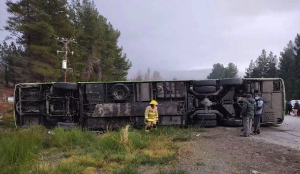 Chubut: Volcó un micro de larga distancia que viajaba hacia Bariloche   