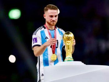 Mac Allister partió hacia Inglaterra y agradeció el apoyo de los hinchas argentinos
