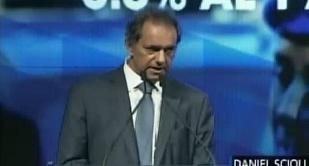 Scioli defendió la vuelta de los visitantes a los estadios y cargó contra Macri