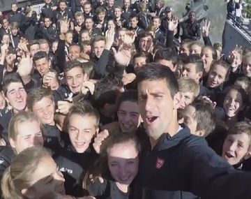 El Nº1 se divierte: mirá lo que hizo con los ball boys de Roland Garros